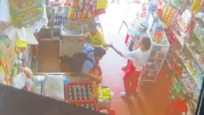 Người đàn ông bất ngờ đánh đập học sinh tại tiệm tạp hóa ở Huế: Lộ diễn biến khiến nhiều người chú ý