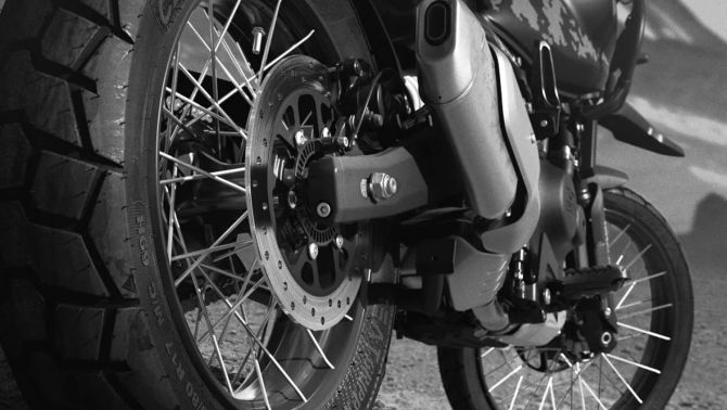 ‘Huyền thoại bóng đêm’ mới của Anh quốc chính thức ra mắt: Thiết kế cho dân 'phượt', có ABS, giá mềm