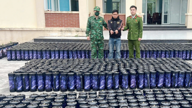 Quảng Ninh: Bắt quả tang đò sắt chở hơn 1.300 bình khí cười, 4 người bị khởi tố