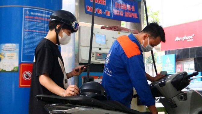 Tin xăng dầu 8/4: Giá xăng trong nước chiều nay 'rơi tự do', Honda SH, Vision đổ đầy bình bao nhiêu?