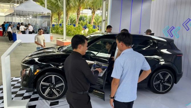 Nên mua xe xăng hay xe điện thời điểm này?