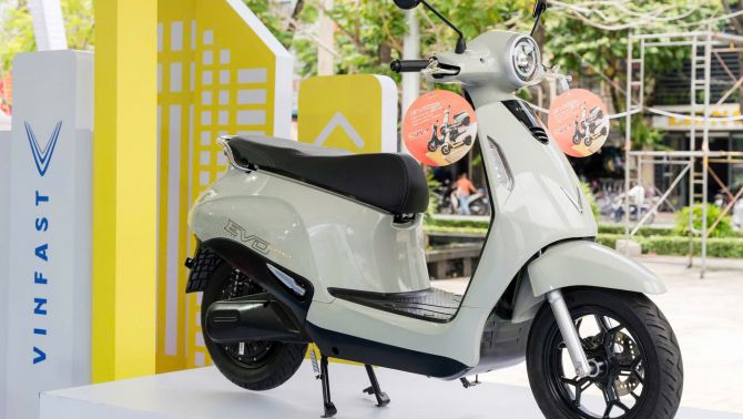 Giá xăng hôm nay 8/4: RON 95 gần chạm mốc 27.000/lít, dân tình đổ xô mua VinFast Evo đến 'cháy hàng'