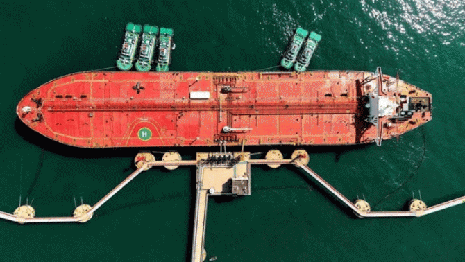 Quốc gia đầu tiên đưa tàu chở dầu đi qua hướng đến eo biển Hormuz sau lệnh ngừng bắn Mỹ - Iran