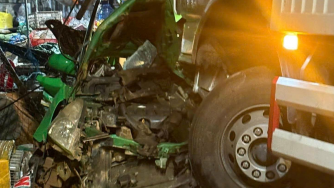 Lâm Đồng: Taxi bị ‘vò nát’ sau va chạm với xe tải, tài xế tử vong tại chỗ