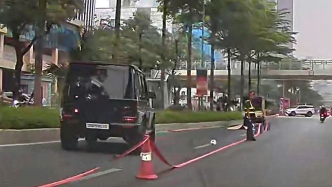 Danh tính người đi bộ bị ô tô Mercedes G63 tông tử vong, tài xế rời khỏi hiện trường, bỏ lại phương tiện