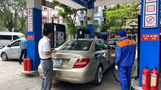 Giá xăng dầu chiều 11/4: RON 92, RON 95 và Diesel vẫn căng, dân tình ngao ngán chuyển sang ô tô điện