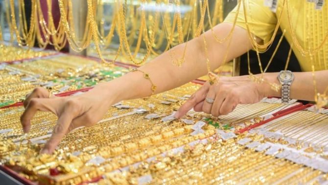 Giá vàng hôm nay 'tụt dốc': SJC 'bốc hơi' 700.000 đồng/lượng, chuyên gia dự báo xu hướng tuần tới