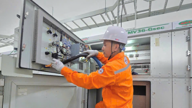 Giá điện có thể giảm nhờ đổi khung giờ cao điểm: Bộ Công Thương và EVN đang tính toán gì?