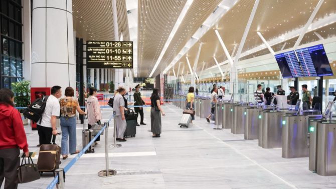 Giá vé máy bay dịp lễ 30/4 tăng vọt: Bay nội địa đắt ngang đi quốc tế, khách hàng ồ ạt ‘quay xe’