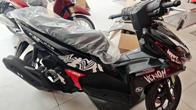 Tin xe hot 15/4: Giá xăng dầu hôm nay vừa giảm, Honda Air Blade phiên bản mới đã cập bến đại lý Việt