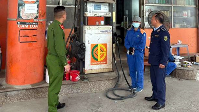 Giá xăng dầu chiều 16/4: RON95-III giảm tổng 3.433 đồng, xử phạt cửa hàng giới hạn mức bán 30.000 đồng/lượt cho xe máy 