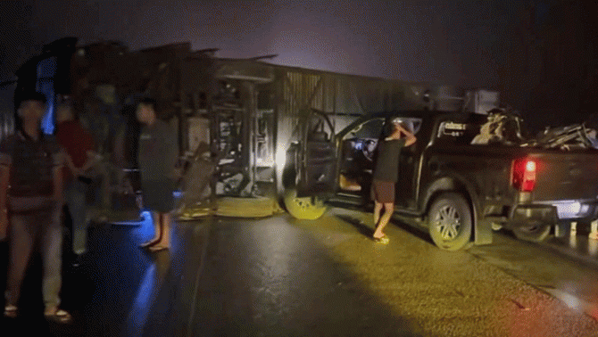 Clip vụ xe khách lật trên cao tốc Nội Bài – Lào Cai, va tiếp với xe bán tải khiến 5 người bị thương