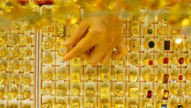 Giá vàng hôm nay tối 17/4: Giá vàng miếng SJC vàng nhẫn 'nhảy múa' thất thường, chênh lệch mua - bán nới rộng