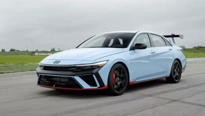 ‘Siêu sedan’ Hyundai Elantra N TCR ‘trình làng’: Cánh gió thể thao, giá ‘mềm’ hơn Honda Civic Type R