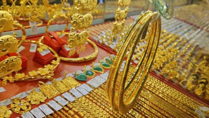 Giá vàng hôm nay tối 18/4: Vàng miếng nhẫn trơn 'giằng co' liên tục, dự báo về đà tăng giảm sắp tới