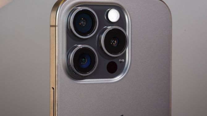 iPhone 15 Pro khung titan rẻ nhất Việt Nam, đe nẹt Galaxy S26 Ultra, hấp dẫn hơn iPhone 17e