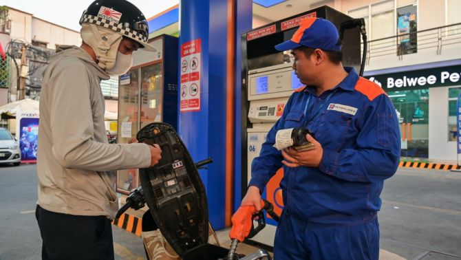 Giá xăng dầu hôm nay (chiều 23/4) lao dốc, dầu diesel hạ 1.159 đồng/lít, lộ diện nguồn 'dầu mỏ' mới của Việt Nam