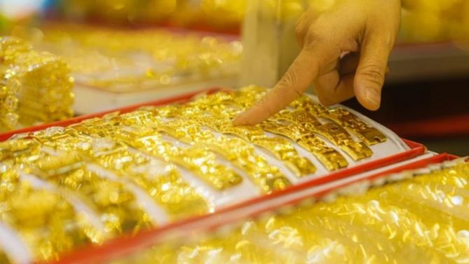 Giá vàng hôm nay 23/4: Giảm sâu tới gần 1 triệu đồng, thị trường xuất hiện 'điểm lệch' bất thường