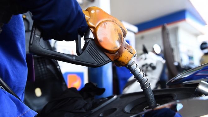 Giá xăng dầu sáng nay 24/4: RON92, RON95 lao dốc mạnh, bảng giá đầy bình xe máy Suzuki tại Việt Nam