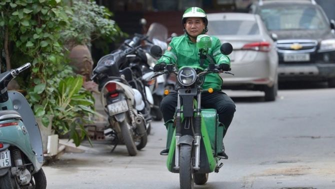 Giá xăng dầu hôm nay 23/4 lên xuống liên tục, Grab thông báo tăng phụ phí từ 28/4 vì hết 'gồng' nổi, mức tăng bao nhiêu?