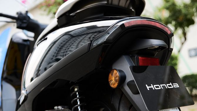 Giá xăng dầu chiều nay 24/4: RON95 giảm không phanh, Honda liền công bố xe máy mới không cần đổ xăng