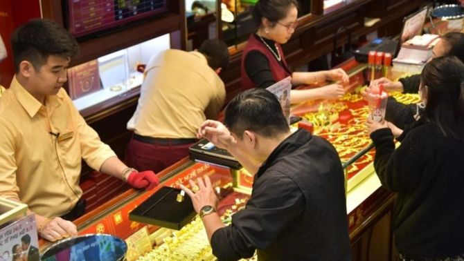 Giá vàng hôm nay 24/4: Vàng nhẫn 9999 'chạm đáy', cảnh báo nóng 'đừng lướt sóng kẻo trả giá đắt'