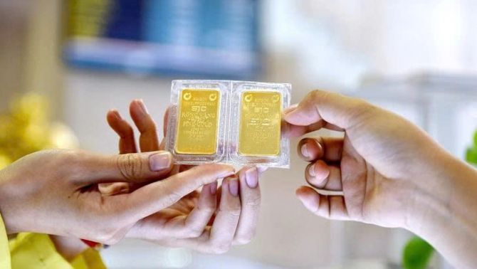 Giá vàng hôm nay tối 24/4: Vàng nhẫn 9999 và vàng miếng SJC đều giảm mạnh, iPhone 12 chưa bằng 1 chỉ