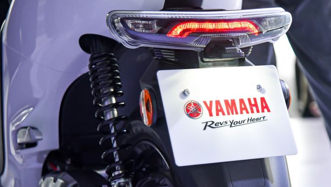 Giá xăng dầu tối nay 25/4: RON 95 lao dốc mạnh, Yamaha bán mẫu xe máy không cần đổ xăng tại Việt Nam