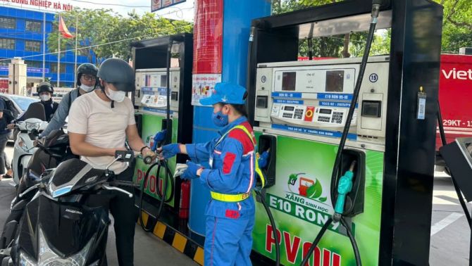 Giá xăng dầu hôm nay 27/4: Thế giới bật tăng, trong nước đối mặt áp lực? thời điểm triển khai xăng E10 toàn quốc