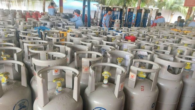 Giá gas hôm nay 28/4: Bình 12kg tại ba miền đứng giá, thị trường khí đốt  xuất hiện áp lực mới