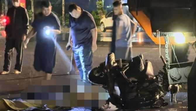 Hiện trường vụ xe ben chở đất và xe máy đâm nhau tại Hà Nội khiến 1 đôi nam nữ tử vong tại chỗ