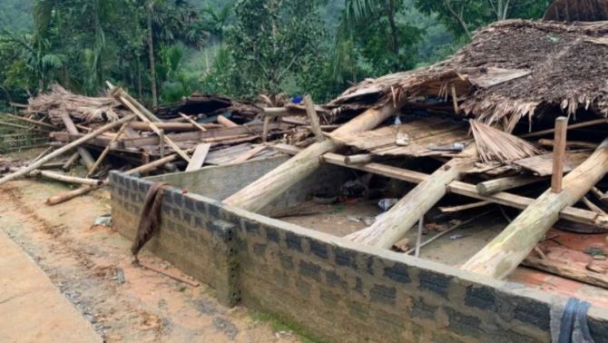 Thanh Hóa: Đang ngủ trong nhà cùng ông bà, bé trai 13 tuổi bị gỗ đè tử vong vì dông lốc ập đến