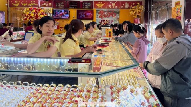 Giá vàng hôm nay 29/4: Vàng SJC, nhẫn 9999 giảm mạnh trước lễ 30/4, cảnh mua - bán xuất hiện tình trạng lạ 