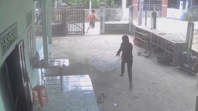 Trích xuất camera vụ trộm táo tợn vào nhà dân giữa ban ngày, rút hung khí đe dọa chủ nhà ở Lâm Đồng