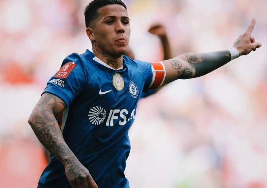 Tin Chuyển Nhượng 4/5: Arsenal gây sốc vì Enzo Fernandez, Man City “cướp hàng” MU