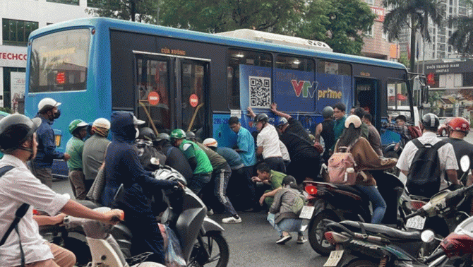 Hà Nội: Danh tính nữ tài xế bị cuốn dưới gầm xe buýt được hàng chục người cùng nâng xe giải cứu