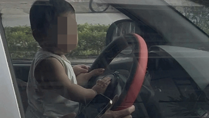 Công an Hà Nội thông tin nóng về clip tài xế đặt bé trai trong lòng, để trẻ cầm vô lăng lúc lái xe