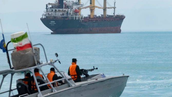 Diễn biến tại eo biển Hormuz: Iran nêu tuyến đường an toàn duy nhất, Mỹ dừng hỗ trợ chiến dịch hàng hải