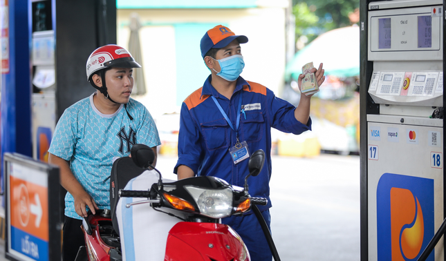 Giá xăng dầu chiều nay ngày 7/5: Dầu diesel giảm ‘cắm đầu’, xăng RON 92 và RON 95 rẻ bèo, giá lăn bánh Kia K3 cực 'mềm'