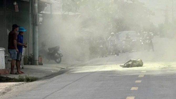 Cảnh tượng người đàn ông tự tưới xăng lên cơ thể rồi phóng hỏa, cấp cứu trong tình trạng nguy kịch