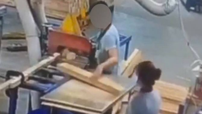 Nam công nhân ở công ty gỗ bị máy cắt đứt lìa 4 ngón tay, tình trạng hiện tại ra sao?