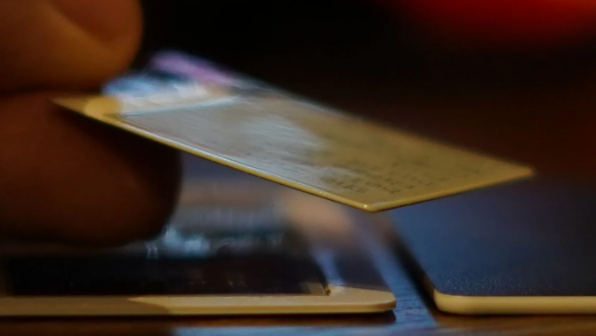 Cận cảnh chiếc máy tính Muxcard mỏng 1mm bằng tấm thẻ ATM, có Wi-Fi và màn hình E-Ink