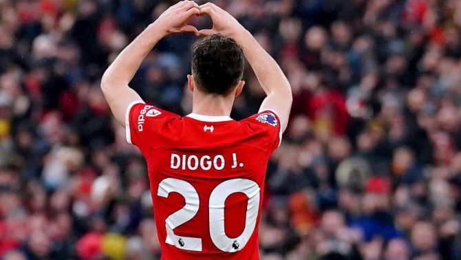 Liverpool ra mắt đài tưởng niệm Diogo Jota và em trai André Silva bên ngoài Anfield