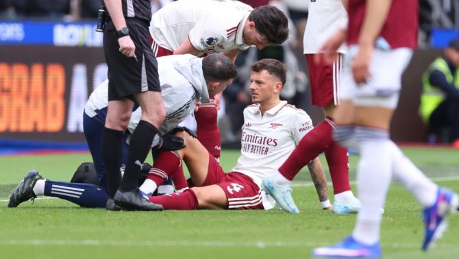Arsenal nhận cú sốc lớn: Ben White nguy cơ nghỉ hết mùa vì chấn thương đầu gối