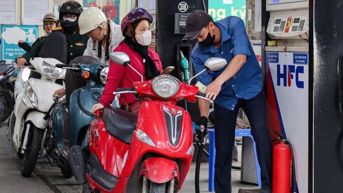 Bảng giá xăng dầu sáng nay 13/5: RON92 và RON95 đang rất rẻ, Diesel mềm, giá đầy bình xe máy Yamaha
