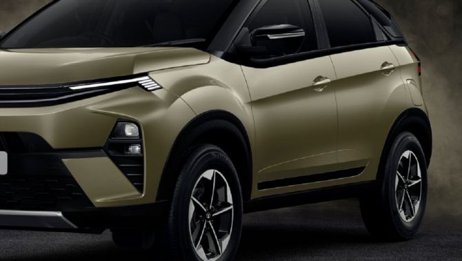 ‘Chơi sát ván’ xe điện, mẫu SUV chạy xăng mới giá rẻ 228 triệu đồng ra mắt, có cửa sổ trởi toàn cảnh