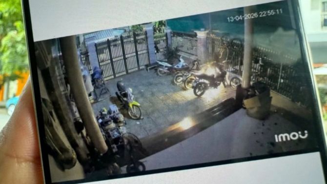Đồng Nai: Nhóm lạ ném 'bom xăng' vào nhà dân lúc nửa đêm, nhiều tài sản bị thiêu rụi sau tiếng nổ lớn