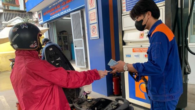 Giá xăng dầu trưa ngày 13/5: RON 92 và RON 95 ‘đua nhau’ vào vùng rẻ, giá ‘đầy bình’ các mẫu xe côn tay 150cc và 155cc
