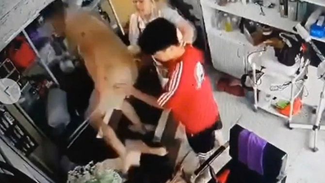 Công an thông tin vụ người phụ nữ ôm con nhỏ bị đàn ông hành hung ở Hà Nội, nguồn cơn từ đâu?