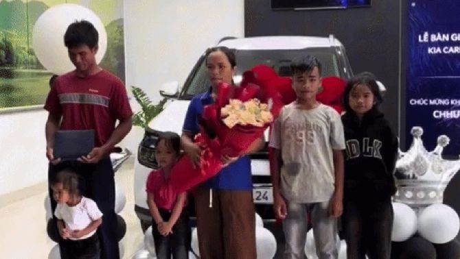 Gia đình ăn mặc giản dị đi nhận ô tô 700 triệu đồng làm nghề gì? Câu chuyện phía sau được ngưỡng mộ